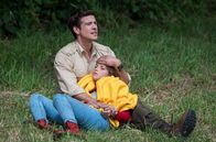 Der Ranger - Paradies Heimat – Gerade noch rechtzeitig hat Jonas (Philipp Danne) die verletzte Ausreißerin Maxi (Anais Cherif) gefunden.