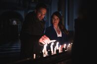 Heimatleuchten – Conny Bürgler und Richard Deutinger während Servus TV´s Heimatleuchten. Bergweihnacht im Südtiroler Sarntal, Sarnthein am 11. Dezember 2023.