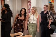How I Met Your Father – Valentina (Francia Raisa, l.); Sophie (Hilary Duff, r.)