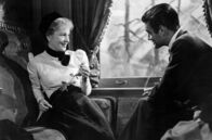 Brief einer Unbekannten – Sie versucht ihm schöne Augen zu machen: Die schüchterne Lisa Berndle (Joan Fontaine) hat sich in den Pianisten Stefan Brand (Louis Jourdan) verliebt.