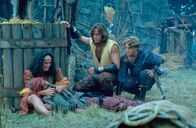 Hercules – Der grausame Feldherr Darphus wiegelt seine eigenen Leute gegen Xena auf und schafft so eine ungewöhnliche Allianz: Xena und Hercules (Kevin Sorbo) verbünden sich, um Darphus zu bezwingen. Doch Kriegsgott Ares erweckt den Getöteten zu neuem Leben und gibt ihm einen Kampfgefährten an die Seite: den schrecklichen Götterhund Graecus.