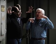 Last Man Standing – Chuck Larabee (Jonathan Adams, l.); Joe (Jay Leno, r.)