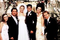Die Nanny – Die Familie (v.li.: Madeline Zima, Charles Shaughnessy, Nicholle Tom, Andrew Levitas, Fran Drescher, Benjamin Salisbury) feiert Maggies und Michaels Hochzeit.