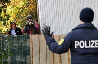 WaPo Bodensee – Die Hausmeisterin des Schießplatzes Karen Moll (Lucy Wirth, h.r.) hat sich im Wald verschanzt. Julia Demmler (Wendy Güntensperger, h.l.) und Nele Fehrenbach (Floriane Daniel, r.) versuchen zu deeskalieren.
