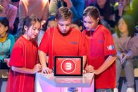 1, 2 oder 3 – Das rote Rateteam aus Beltinci/Slowenien grübelt über die richtige Antwort auf Eltons spannende Quizfrage.