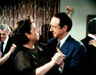 Die Waltons – Nach Jahren wagen Stanley Perkins (William Schallert, r.) und Rose (Darsteller unbekannt), die große Liebe seines Lebens, ein Tänzchen ...