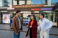 SOKO Stuttgart – Tatort Kunstgalerie: Die Kriminalkommissare Lea Gomez (Jasmin Gassmann) und Jo Stoll (Peter Ketnath, l.) stehen mit KTU-Leiter Jan Arnaud (Mike Zaka Sommerfeldt, r.) noch ganz am Anfang ihrer Ermittlungen: Wer hatte Grund, den Assistenten der Galerie Roth mit einer Glasskulptur zu erschlagen?