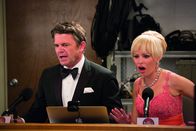 Pitch Perfect 2 – Auf John (John Michael Higgins, l.) und Gaul (Elizabeth Banks, r.), die Verantwortlichen der A-Cappella-Weltmeisterschaft in Kopenhagen, warten einige Überraschungen, denn die Barden Bellas aus Amerika haben viel Feuer unterm Hintern ...