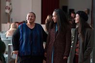 Uproar – Tui (Mabelle Dennison, l.), Grace (Jada Fa'atui, M.) und Samantha (Erana James, r.) engagieren sich für Rechte und Belange der neuseeländischen Ureinwohner.
