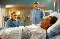 Der Bergdoktor – Dr. Kahnweiler (Mark Keller, M.) und Anne Meierling Ines Lutz) sind noch immer voller Sorge um Arthur Diestelmeier (Martin Feifel, r.).