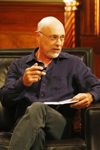 Monk – Monks Therapeut Dr. Bell (Hector Elizondo) versucht den hochsensiblen Detektiv, der sich vom Lärm der Nachbarn massiv gestört fühlt, zu beruhigen.
