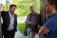 Die Rosenheim-Cops – Im Rahmen der Ermittlungen befragen die Kommissare Hansen (Igor Jeftic, l.) und Stadler (Dieter Fischer, M.) Johann Sperl (Günter Bubbnik, r.), den Ex-Freund des Mordopfers.
