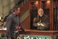 Last Man Standing – Unterdessen erschießt Ed (Hector Elizondo, l.) statt eines Truthahns ausversehen einen Weißkopfseeadler, das Wappentier der USA. Selbst Mike (Tim Allen, r.) ahnt, dass das nicht in Ordnung ist ...