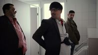 All In – Er hat die Handschellen gesehen: Jamu (Daniel Popat, Mitte) und Uwe (Heiko Pinkowski) treffen auf einen Unbekannten (David Steffen, hinten).