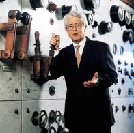 Menschen der Woche – SWR Fernsehen ELSTNER-CLASSICS Uhr. Frank Elstner in den Stadtwerken Baden-Baden in einem unter Denkmalschutz stehenden Maschinenraum.
