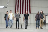 MacGyver – MacGyver (Lucas Till, 3.v.l.) und Jack Dalton (George Eads, 3.v.r.)