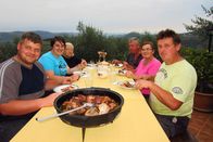 Zu Tisch ... – Familie Tikel genießt Boškarin-Fleisch unter der Peka.