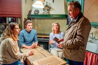 SOKO Kitzbühel – Richards Ehefrau Karin (Doris Hindinger, 2.v.r.) versucht ihre Familie zusammenzuhalten, doch dann beginnt auch noch Tochter Sophie (Johanna Mahaffy, l.) sich merkwürdig zu verhalten. Kroisleitner (Ferry Öllinger, r.) sucht eine Verbindung zum Überfall. Albert Krimmler (Stanislaus Steinbichler, 2.v.l.) scheint etwas zu verheimlichen.