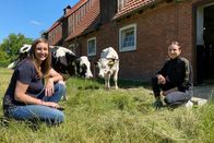P.M. Wissen – Annika Krause (links) und Annkatrin Pahl vom Institut für Nutztierbiologie in Dummerstorf bei Rostock. Die Verhaltensbiologinnen untersuchen die soziale Bindung unter Kühen.