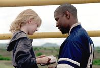 Mann unter Feuer – Lupita Ramos (Dakota Fanning) und John W. Creasy (Denzel Washington) Die Verwendung des sendungsbezogenen Materials ist nur mit dem Hinweis und Verlinkung auf TVNOW gestattet.; Lupita Ramos (Dakota Fanning) und John W. Creasy (Denzel Washington) Die Verwendung des sendungsbezogenen Materials ist nur mit dem Hinweis und Verlinkung auf TVNOW gestattet.