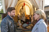SOKO Stuttgart – Martina Seiffert (Astrid M. Fünderich, r.) und Jo Stoll (Peter Ketnath, l.) begehen einen ungewöhnlichen Tatort - einen Westernclub bei Stuttgart. Jan Arnaud (Mike Zaka Sommerfeldt, M.) sieht sich bereits in dem Planwagen um, in dem das Opfer gehaust hat.