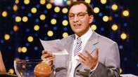 Benissimo - Weisch no? – Moderator Bernard Thurnheer mit neuer Brille ca. 2000 NO SALES NO ARCHIVES Die Veröffentlichung im Zusammenhang mit Hinweisen auf die Programme von Schweizer Radio und Fernsehen ist honorarfrei und muss mit dem Quellenhinweis erfolgen. Jede weitere Verwendung ist honorarpflichtig, insbesondere auch der Wiederverkauf. Das Copyright bleibt bei Media Relations SRF. Wir bitten um Belegexemplare. Bei missbräuchlicher Verwendung behält sich das Schweizer Radio und Fernsehen zivil- und strafrechtliche Schritte vor.