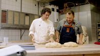 Die Tricks der Lebensmittelindustrie – Woran erkennt man ein echtes Vollkornbrötchen? Viele Backwaren sehen täuschend ähnlich aus. Sebastian Lege demonstriert, wie leicht die Industrie Produkte aus einfachem Weizenmehl herstellen kann, die von den Kunden als Vollkorn wahrgenommen werden.