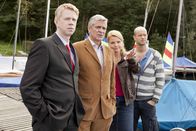Danni Lowinski – Wird Danni (Annette Frier, 2.v.r.) es schaffen und Segellehrer Jürgen Zimmermann (Benjamin Morik, r.), Betreuer Ra Lindner (Thomas Morris, l.) und den Richter (Dietrich Adam, 2.v.l.) davon überzeugen können, dass ihre Mandanten den Segelturn schaffen können?; Wird Danni (Annette Frier, 2.v.r.) es schaffen und Segellehrer Jürgen Zimmermann (Benjamin Morik, r.), Betreuer Ra Lindner (Thomas Morris, l.) und den Richter (Dietrich Adam, 2.v.l.) davon überzeugen können, dass ihre Mandanten den Segelturn schaffen können?