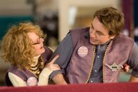 Das Muttersöhnchen – Noah Cooper (Dax Shepard, r.) hat gerade seinen Job als Psychiater verloren. Als er glaubt, dass der Tag eigentlich nicht schlimmer werden kann, steht seine herrische Mutter (Diane Keaton, l.) vor der Haustür ...