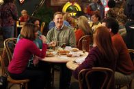 The Middle – Stellen fest, dass ein Abend ohne Kinder zwar schön ist, aber auch nicht die ganze Zeit sein muss: Frankie (Patricia Heaton, vorne l.), Nancy (Jen Ray, M. l.), Ron (Sean O'Bryan, hinten l.), Bill (Pat Finn, hinten r.) und Paula (Julie Brown, vorne r.) ...