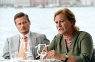 Donna Leon – Patrizia Minati (Suzanne von Borsody) und Barbieri (Roman Knizka) geben Brunetti einen wichtigen Hinweis.