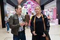Die Chefin – Die Chefin Die von der anderen Seite Die Ermittler stehen im Einkaufszentrum und versuchen den Tathergang nachzuvollziehen: Jürgen Tonkel als Paul Böhmer, Katharina Böhm als Vera Lanz Copyright: SRF/ZDF/Michael Marhoffer