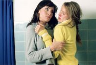 Hinter Gittern - Der Frauenknast – Als Nick (Solveig August, re.) dahinter kommt, dass Ginger (Nadine Warmuth) der wahre Maulwurf ist, greift sie Ginger - außer sich vor Wut - an.