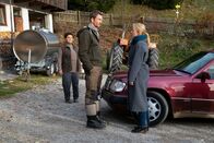 Der Bergdoktor – Entsetzt muss Lisbeth (Monika Baumgartner, l.) mit anhören, wie Susanne (Natalie O'Hara, r.) Hans (Heiko Ruprecht, M.) zur Rede stellt.