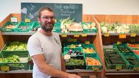 Hoagascht – Biobauer Manuel Stockinger vom Bio Gemüsehof Voggeneder steht in seinem Bioladen