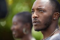 Death in Paradise – Der Assistent Anthony (Caleb Frederick) verhält sich verdächtig im Fall der ermordeten Künstlerin Donna Harman.