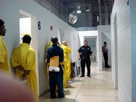 Lockdown - Hinter Gittern – Gefangene, die in einer Schlange stehen und warten.