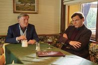 Tod im Internat – Heimliches treffen im Gasthof: Stiftungsvorsitzender Wilfried Maas (Manfred Zapatka, l.) und Lehrer Alexander Grape (Max Hopp, r.).