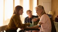 Dr. Nice – Obwohl die Praxis noch nicht geöffnet hat, rennen die Patienten (Hedi Kriegeskotte, r.) Dr. Neiss (Patrick Kalupa, M.) schon die Tür ein.