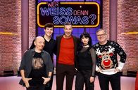 Wer weiß denn sowas? – Moderator Kai Pflaume (M.) und seine Rateteam-Kapitäne Bernhard Hoëcker (l.) und Elton (r.) begrüßen in dieser Sendung den Sänger und Songwriter Wincent Weiss (2.v.l.) und die Sängerin Sotiria Schenk (2.v.r.).