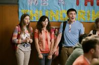 The Middle – Sue (Eden Sher, l.), Carly (Blaine Saunders, 2.v.l.) und Brad (Brock Ciarlelli, r.) können nicht fassen, was Mr. Farrar da verkündet. Unterdessen wird Frankie eine Hiobsbotschaft überbracht und Mike ärgert sich über Bricks unangemessenes Verhalten ...