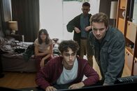 neoriginal: Hameln – Der gehbehinderte Ruben Zastrow (Riccardo Campione, 2.v.l.) ist davon überzeugt, dass der Rattenfänger von Hameln zurückgekehrt ist, um ihn, die blinde Finja Roth (Caroline Hartig, l.) und den tauben Jannik Mannheimer (Constantin Keller, 2.v.r.) zu jagen. Während Finja und Jannik geneigt sind ihm zu glauben, hält Sam Mannheimer (Jonathan Elias Weiske, r.) Ruben für völlig durchgeknallt.