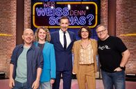 Wer weiß denn sowas? – Moderator Kai Pflaume (M.) und seine Rateteam-Kapitäne Bernhard Hoëcker (l.) und Elton (r.) begrüßen in dieser Sendung die Schauspielerin Cornelia Gröschel (2.v.l.) und die Schauspielerin Ulrike Folkerts (2.v.r.).