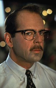 Der Tod steht ihr gut – Ernest Menville (Bruce Willis) ist als bekannter Thanatopraktiker tätig, führt jedoch ein grämliches Leben mit seiner verbitterten Frau Madeline, die ihn ständig demütigt ...
