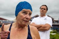 Hubert und Staller – Rentnerin Elfi Bach (Christiane Blumhoff, links mit Marcus Grüner, rechts) ist außer sich. Sie sei vor der morgendlichen Wassergymnastik von einem Exhibitionisten überrascht worden, der sich vor ihr entblößt haben soll.