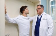 In aller Freundschaft – Hans-Peter Brenner (Michael Trischan, re.) gibt sich wirklich die größte Mühe, mit dem neuen Freund seiner Mutter professionell umzugehen. Kris Haas (Jascha Rust, li.) dagegen hat etwas Spaß daran, Brennerchen zu damit ärgern.