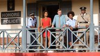 Death in Paradise – Das Team bestehend aus JP Hooper (Tobi Bakare, l.), DI Jack Mooney (Ardal O'Hanlon, 3.v.l.), Ruby Patterson (Shyko Amos, 2.v.r.) und Commissioner Selwyn Patterson (Don Warrington, r.) ist mit der neuen Ermittlerin Madeline Dumas (Aude Legastelois, 2.v.l.) wieder vollständig.