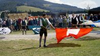 Landleben – Das Fahnenschwingen ist auf der Teichalm ein gern gesehener Brauchtum. So wie hier beim Almenland Kirtag auf der Teichalm.