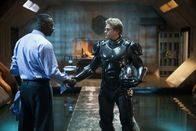 Pacific Rim – Obwohl sich Raleigh (Charlie Hunnam, r.) nach dem Tod seines Bruder zurückgezogen hat und nichts mehr mit Jaeger-Kampfrobotern zu tun haben wollte, gelingt es Marschall Stacker Pentecost (Idris Elba, l.) ihn für eine neue Mission zu rekrutieren ...
