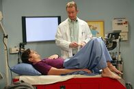 Two and a Half Men – Als sich Walden (Ashton Kutcher, l.) beim Yoga verletzt, ist Herb (Ryan Stiles, r.) sofort zur Stelle ...